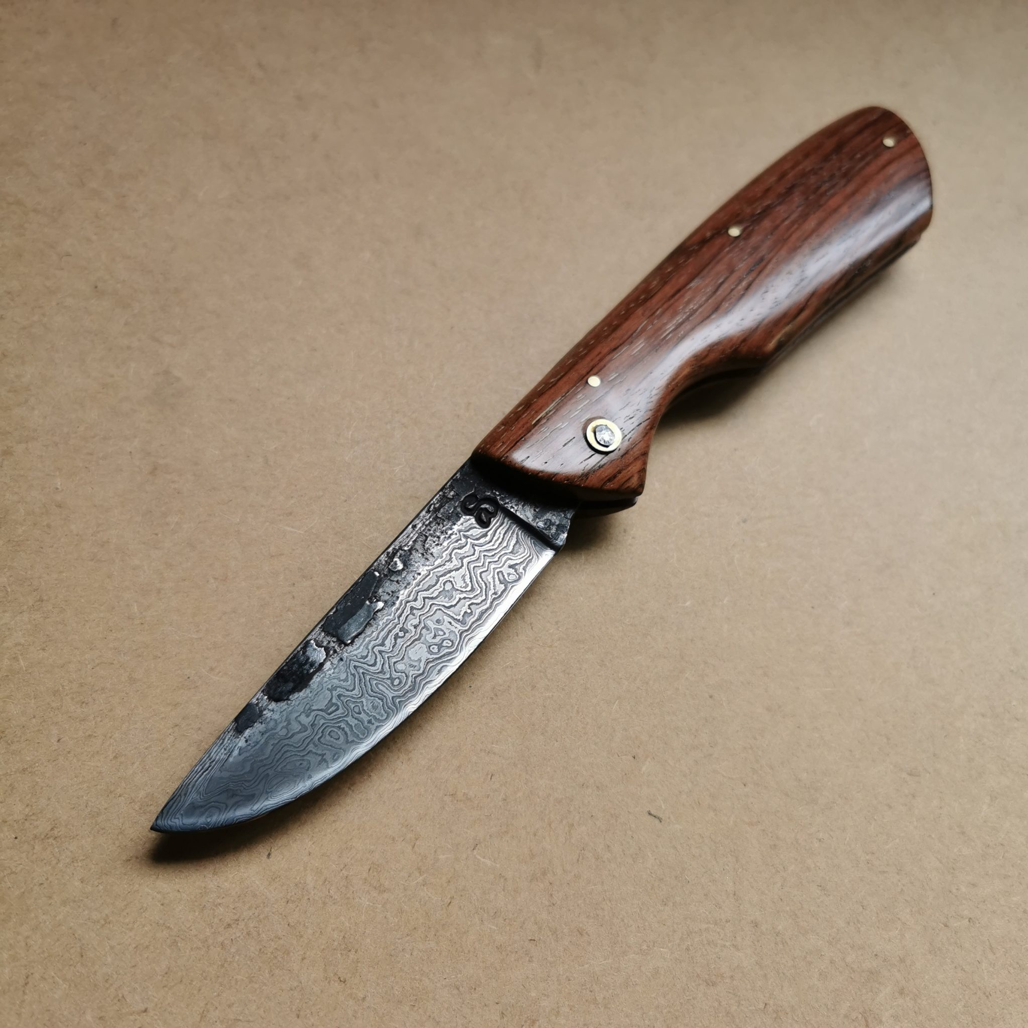 Le Nagha 327, couteau pliant en cocobolo et lame damas - L'atelier d'Acryle