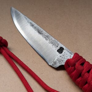 L'Officiel de Mest 163, couteau paracordé rouge