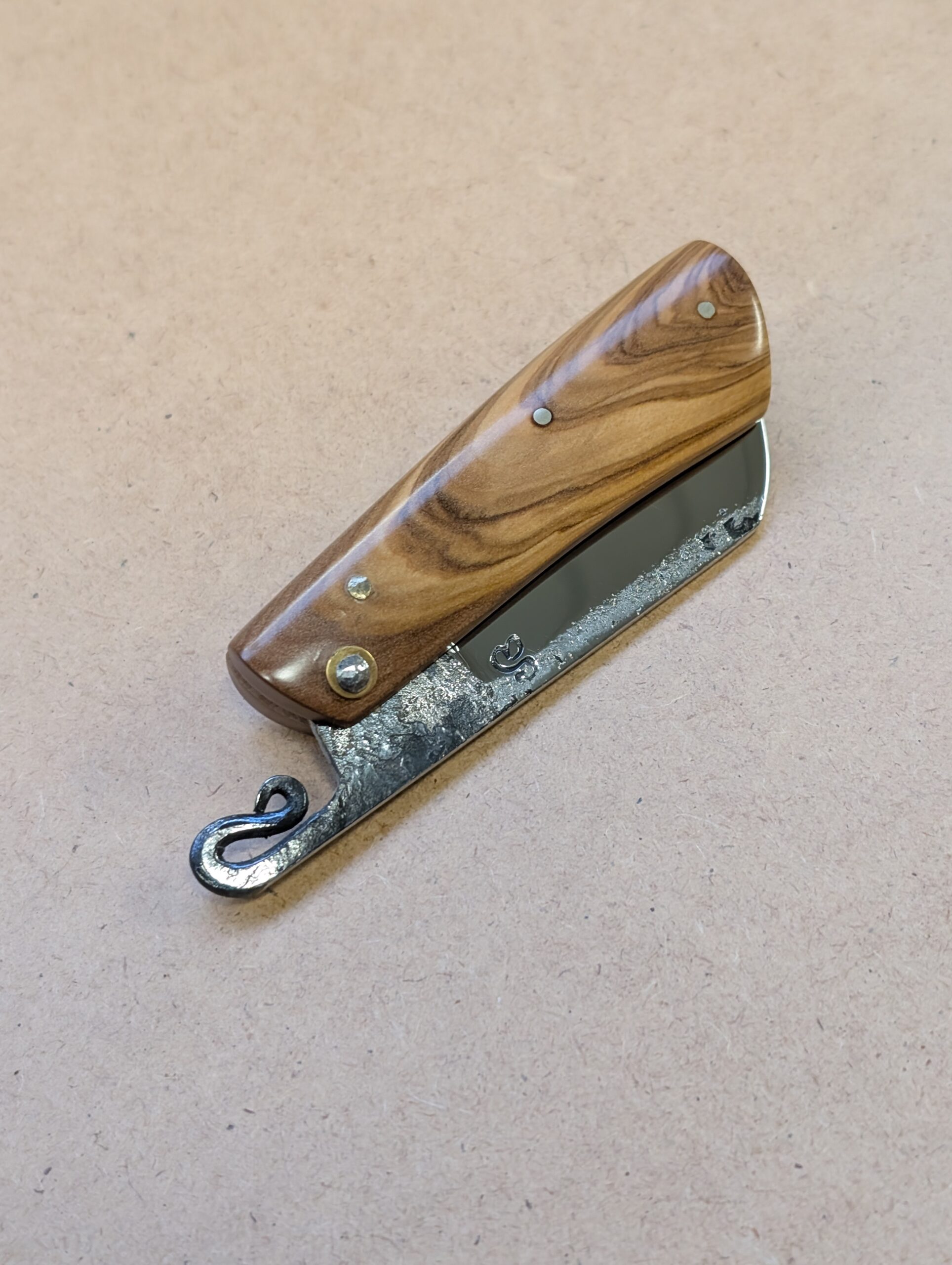 Le Nagha 410, couteau pliant en olivier- lame "esprit rasoir" – Image 2