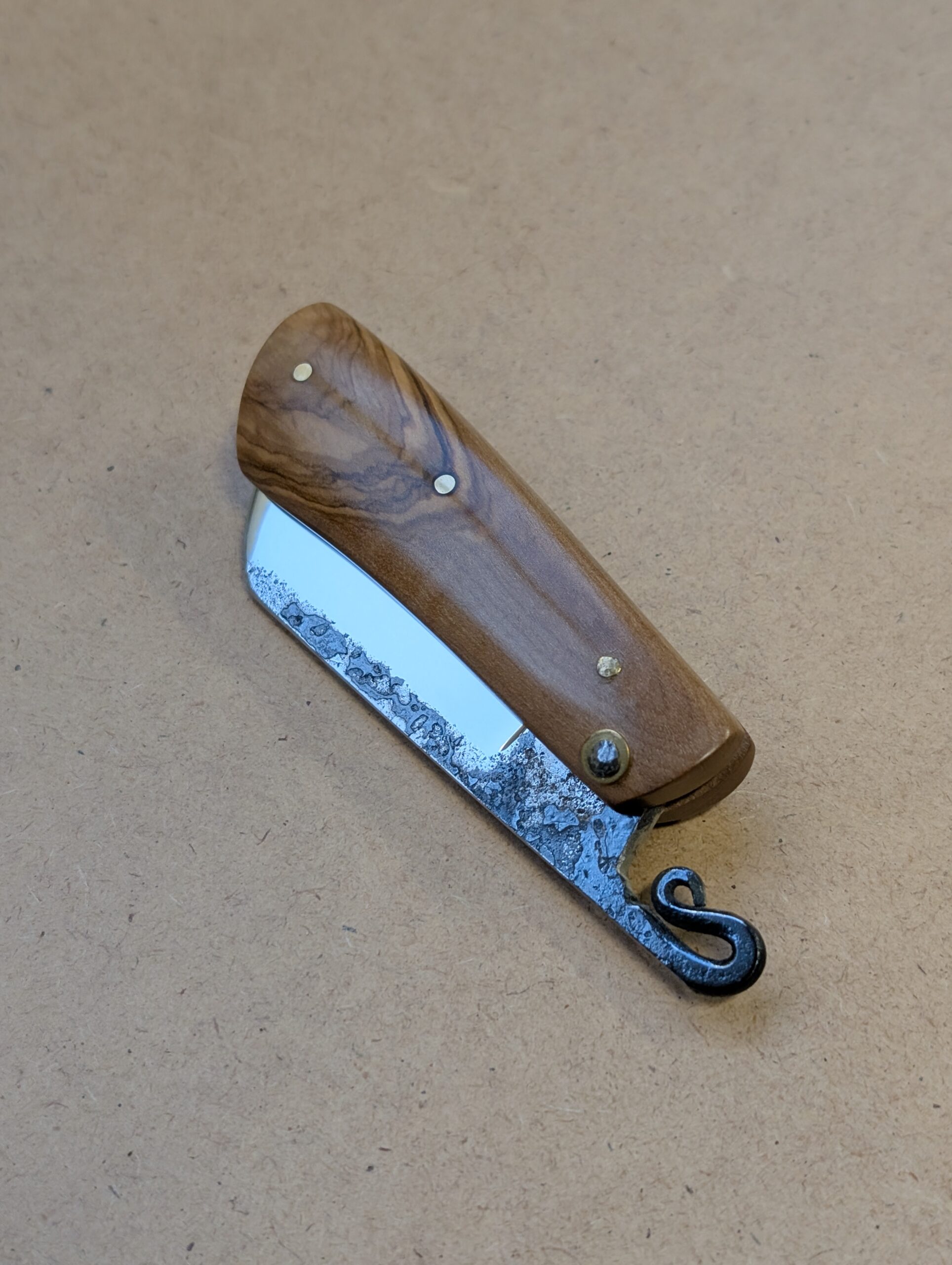Le Nagha 410, couteau pliant en olivier- lame "esprit rasoir" – Image 3