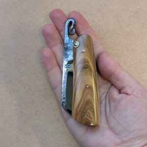 Le Nagha 410, couteau pliant en olivier- lame "esprit rasoir"