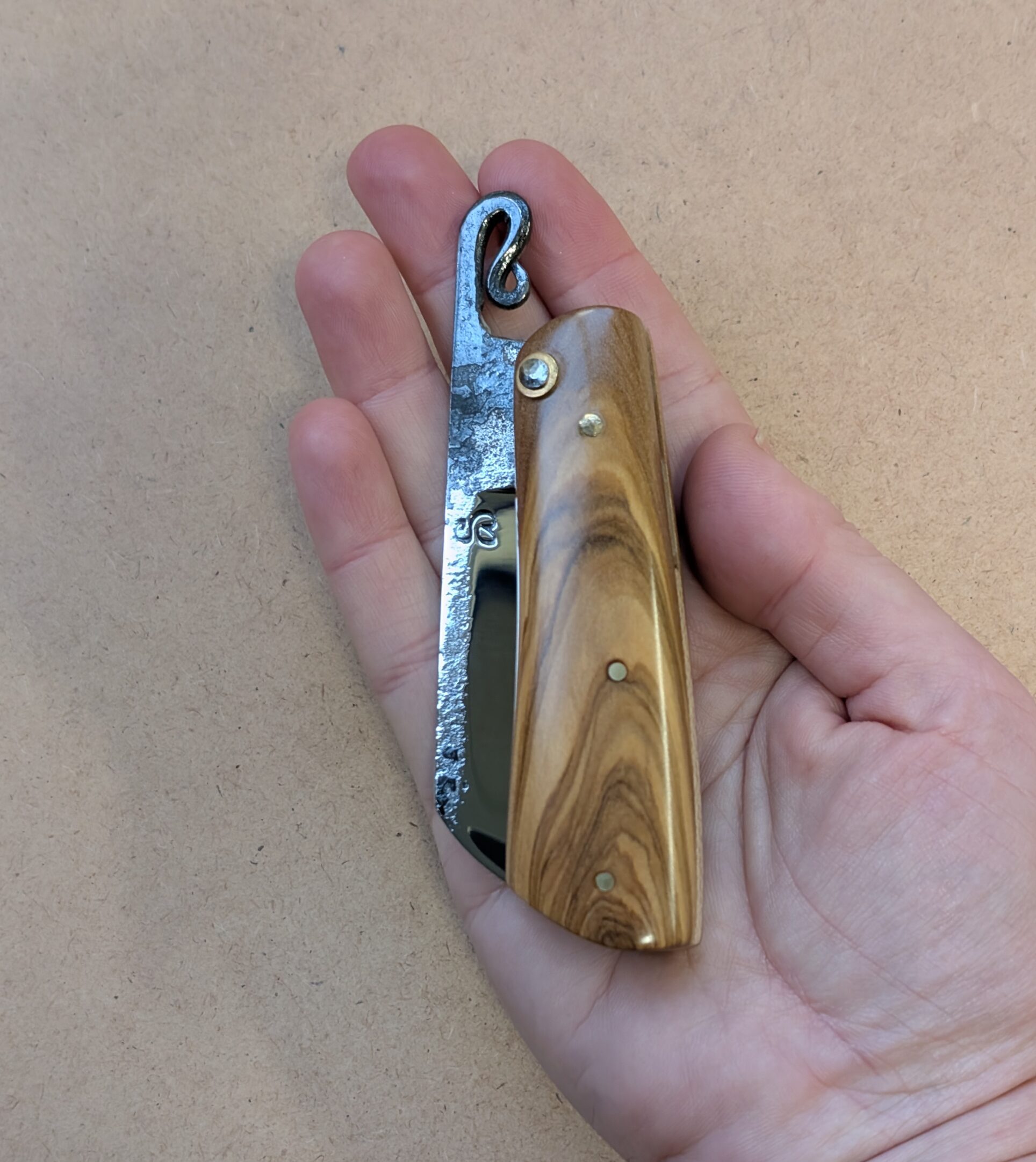 Le Nagha 410, couteau pliant en olivier- lame "esprit rasoir"