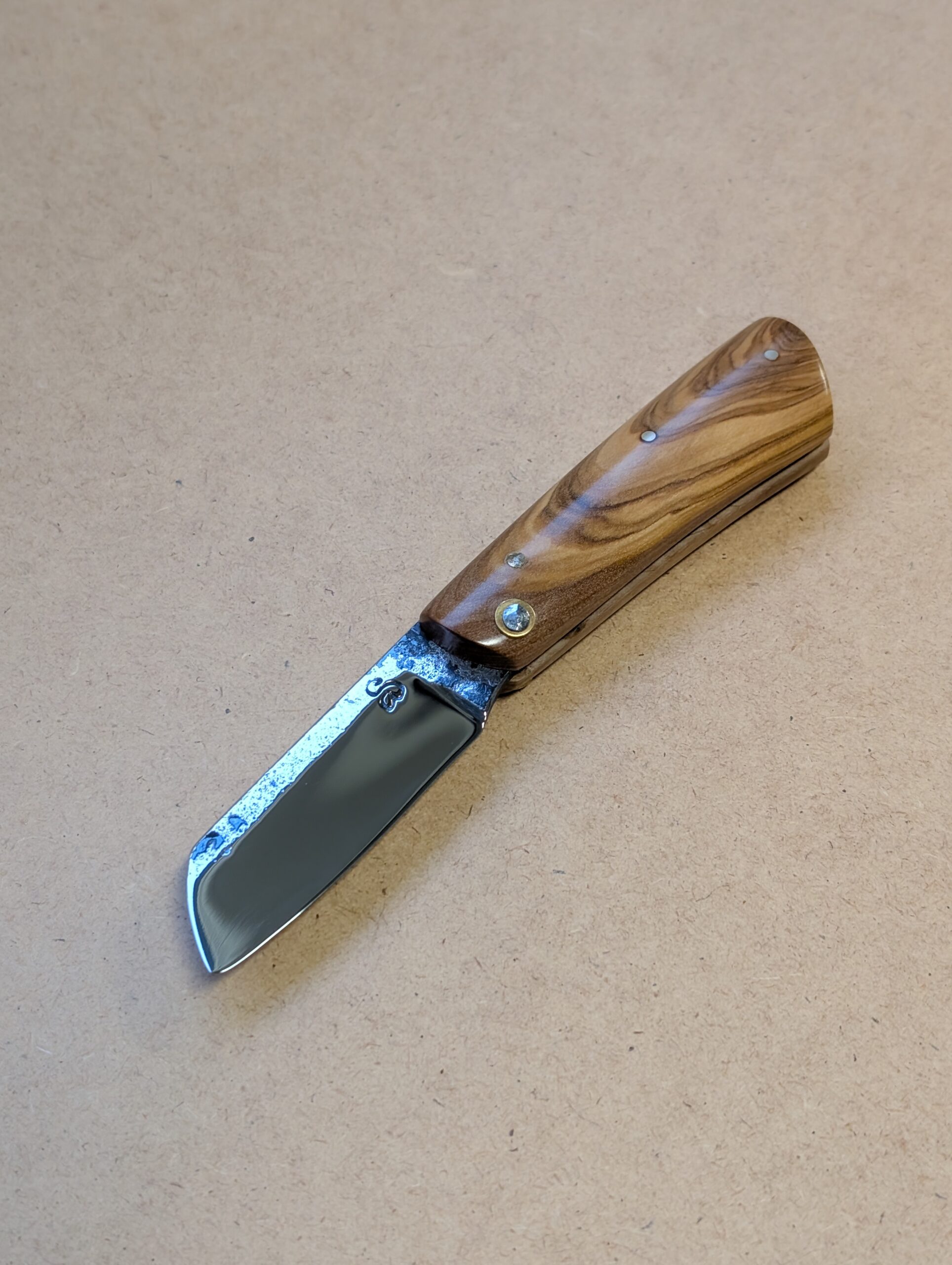 Le Nagha 410, couteau pliant en olivier- lame "esprit rasoir" – Image 4