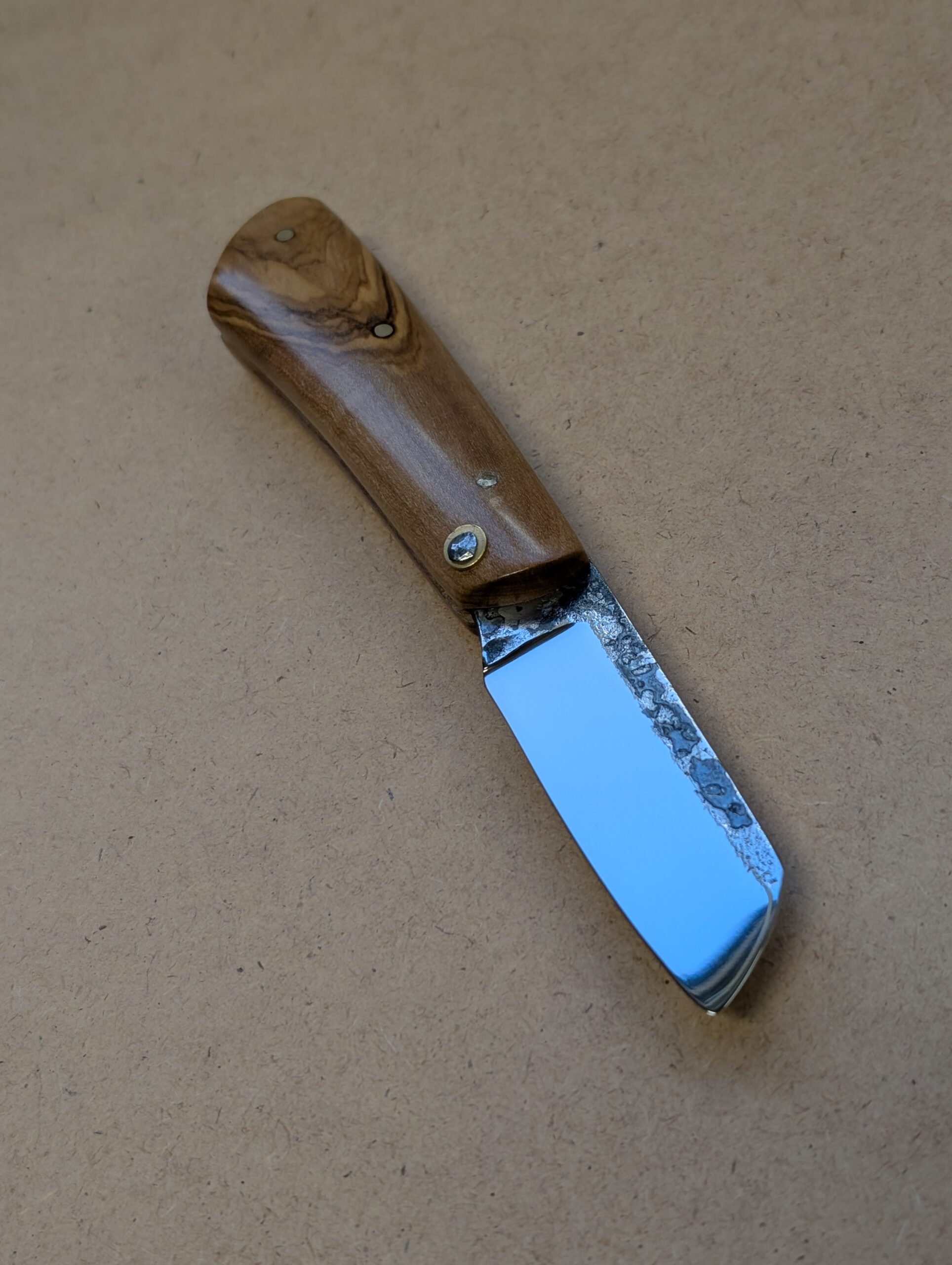 Le Nagha 410, couteau pliant en olivier- lame "esprit rasoir" – Image 6
