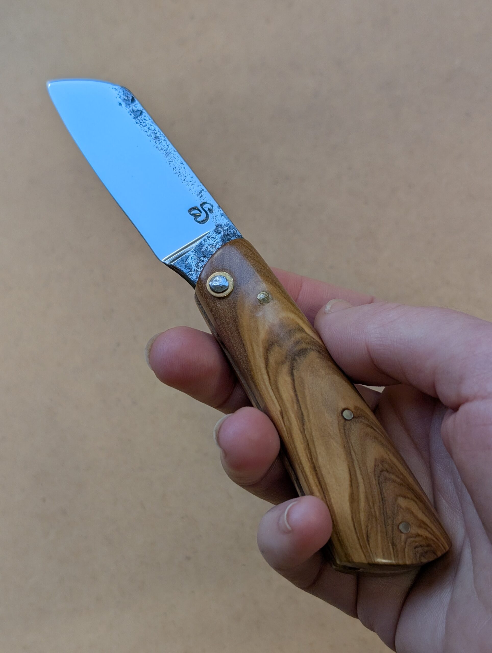 Le Nagha 410, couteau pliant en olivier- lame "esprit rasoir" – Image 7
