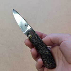 Le Nagha 418, mini-couteau pliant en ébène rouge