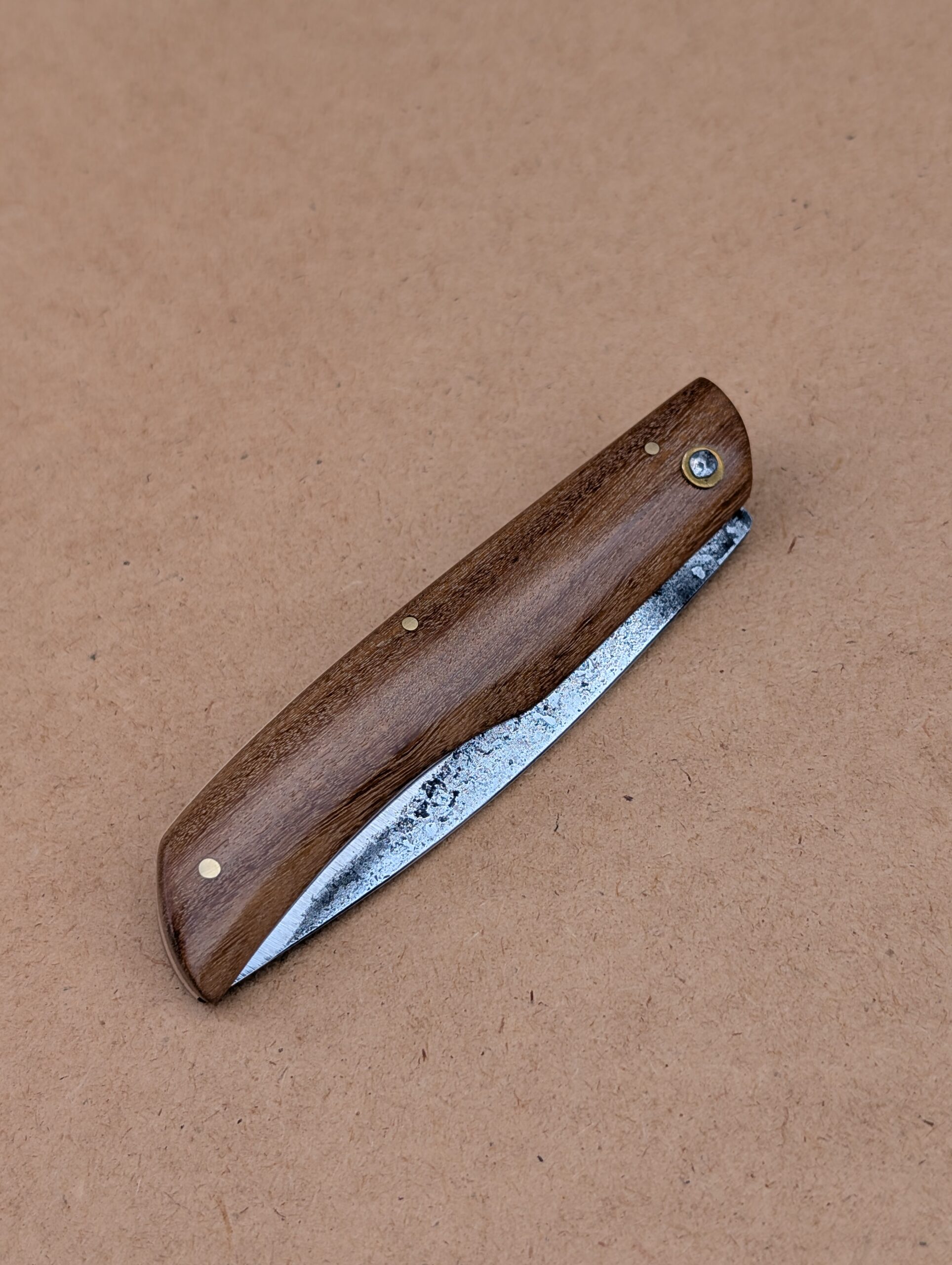Le Nagha 423, couteau pliant en assamela